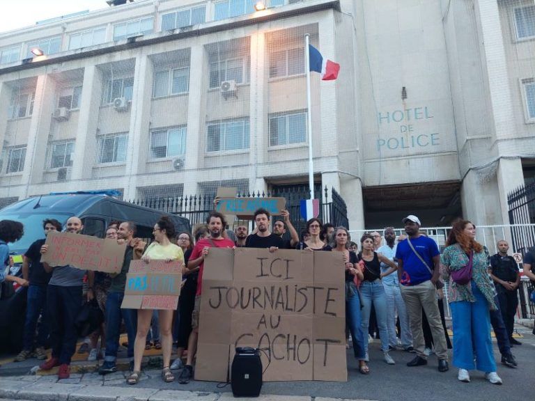 Manifestation avant la première nuit en garde à vue d’Ariane Lavrilleux, devant l’Évêché, l’hôtel de police de Marseille. ©Daphné Gastaldi