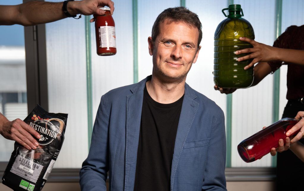 Boris Tavernier, directeur et co-Fondateur de VRAC (Vers un Réseau d&rsquo;Achat en Commun) pose durant une distribution de produits alimentaire bio à des étudiants du campus de l&rsquo;Université Lumière Lyon 2. VRAC permet à ses bénéficiaires l&rsquo;accès à des produits de qualité à prix coûtant mais également le choix des produits qu&rsquo;ils emportent.
