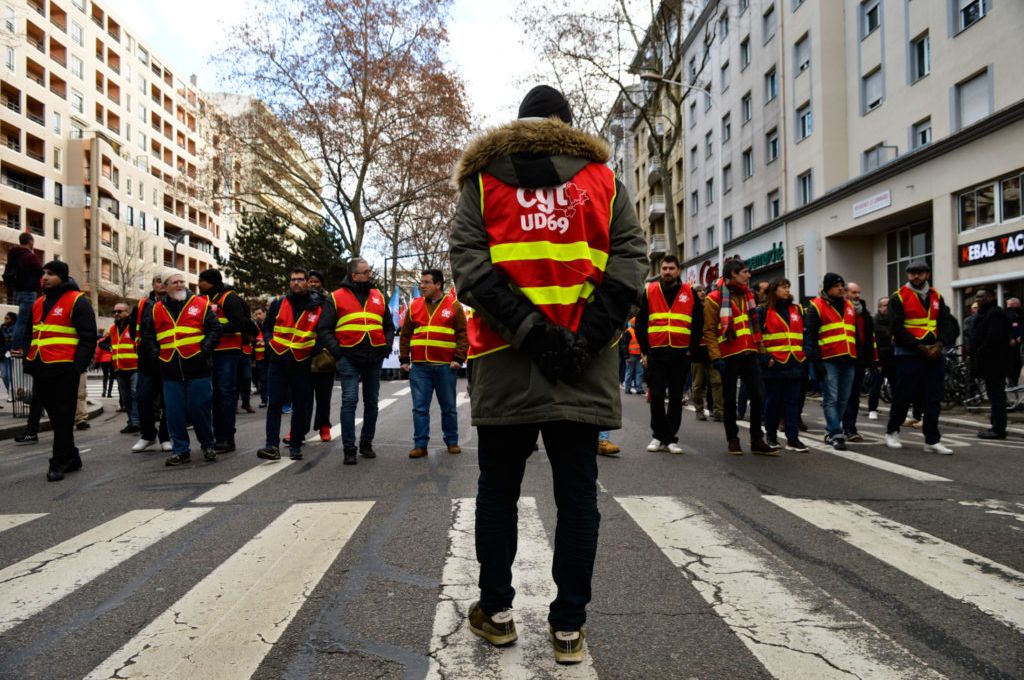 La CGT au début du cortège veille à ce que tout aille bien pendant la manifestation contre la réformer des retraites à Lyon.