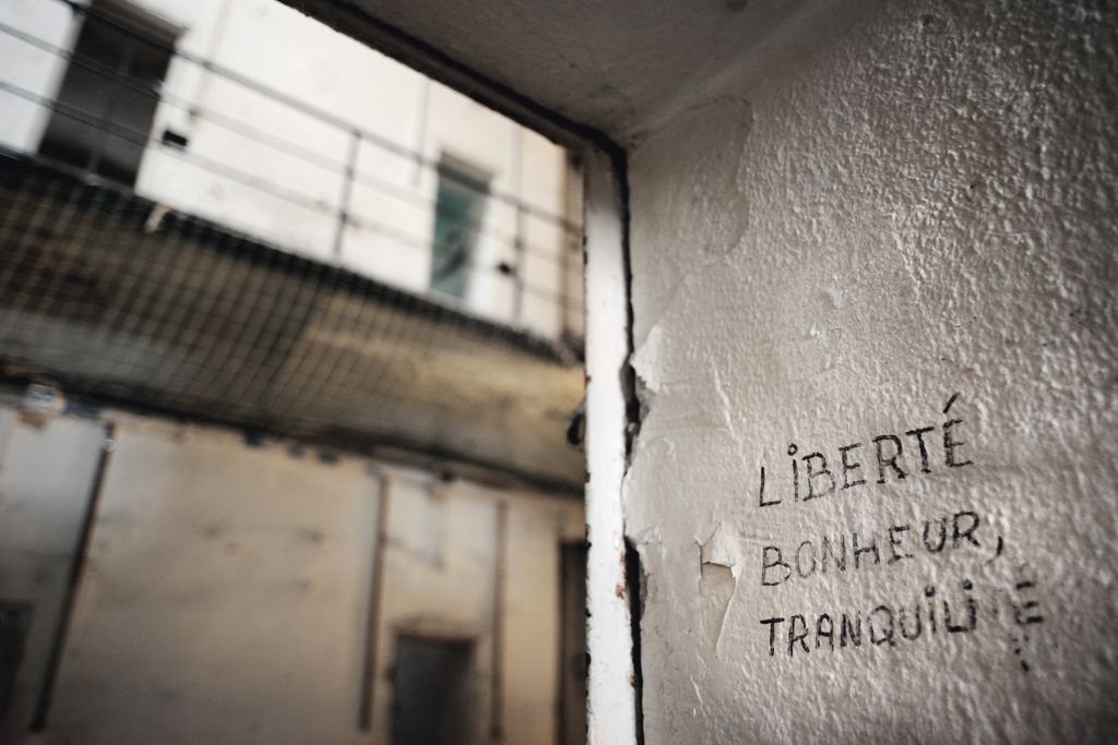 2012, la prison saint paul, Lyon, avant les travaux de réhabilitation de l&rsquo;université catholique. Déambulation photographique dans les murs chargés d&rsquo;histoires.
