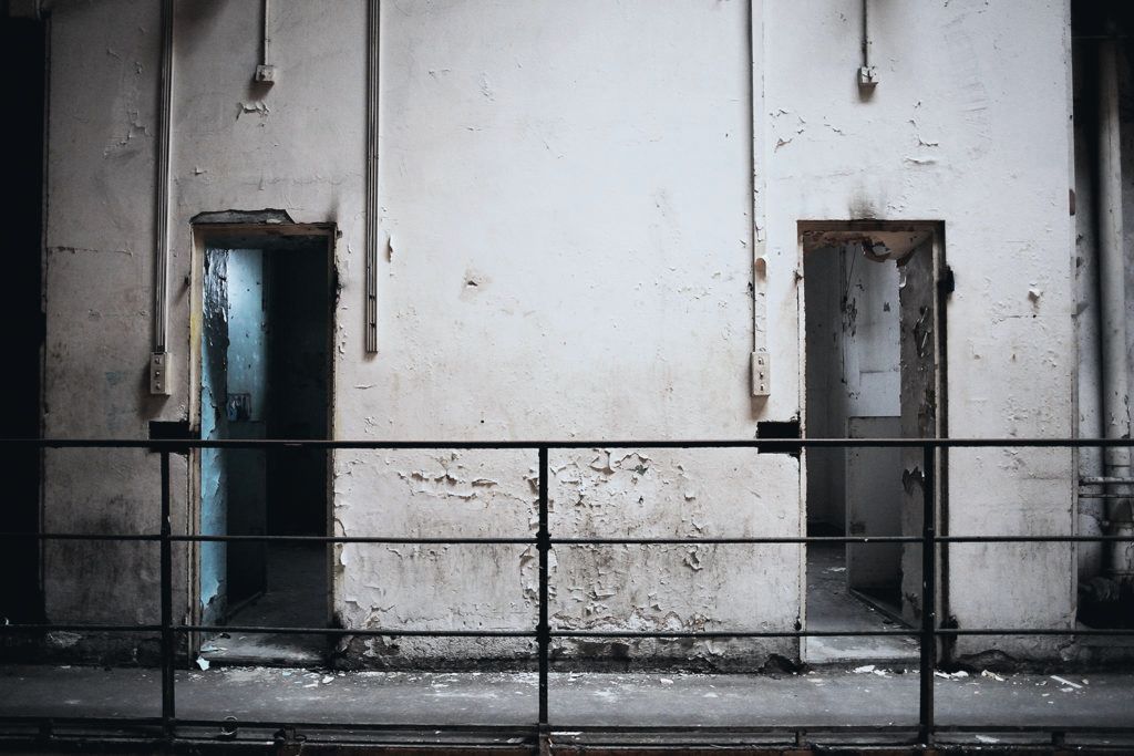 2012, la prison saint paul, Lyon, avant les travaux de réhabilitation de l&rsquo;université catholique. Déambulation photographique dans les murs chargés d&rsquo;histoires.
