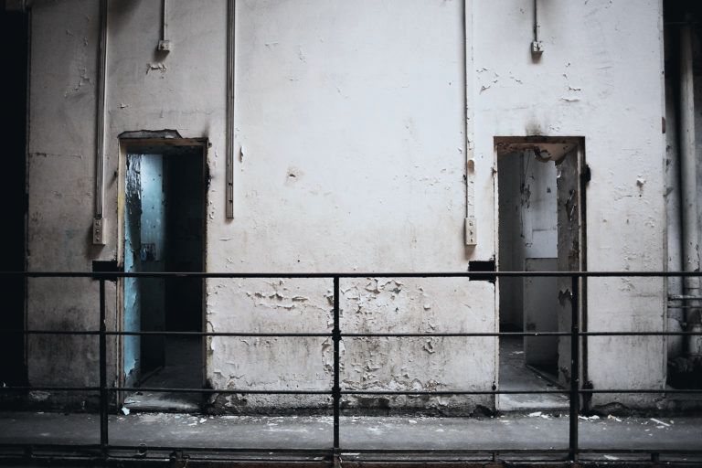 2012, la prison saint paul, Lyon, avant les travaux de réhabilitation de l’université catholique. Déambulation photographique dans les murs chargés d’histoires.